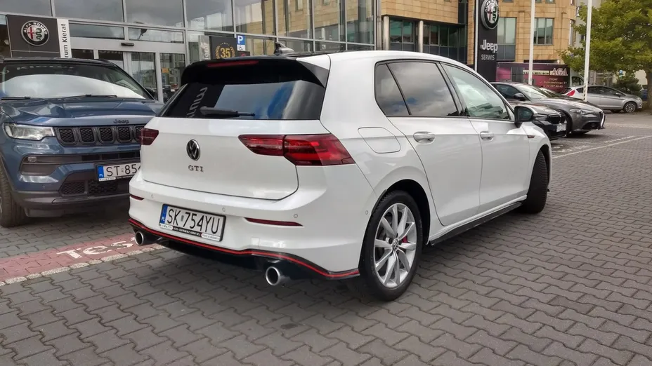 VOLKSWAGEN Golf -