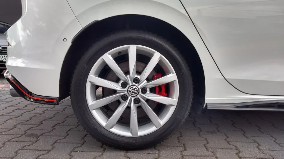 VOLKSWAGEN Golf -