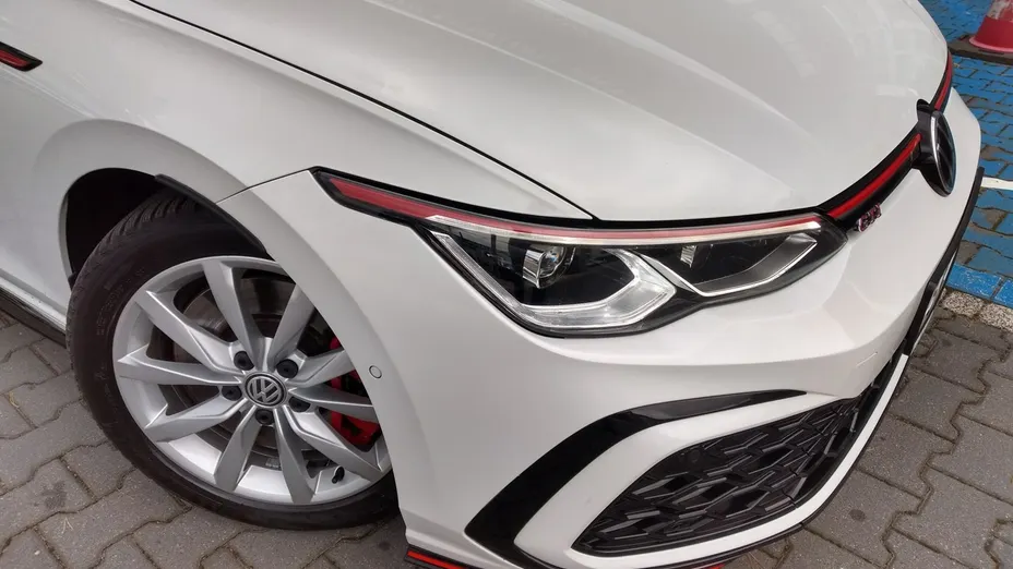 VOLKSWAGEN Golf -