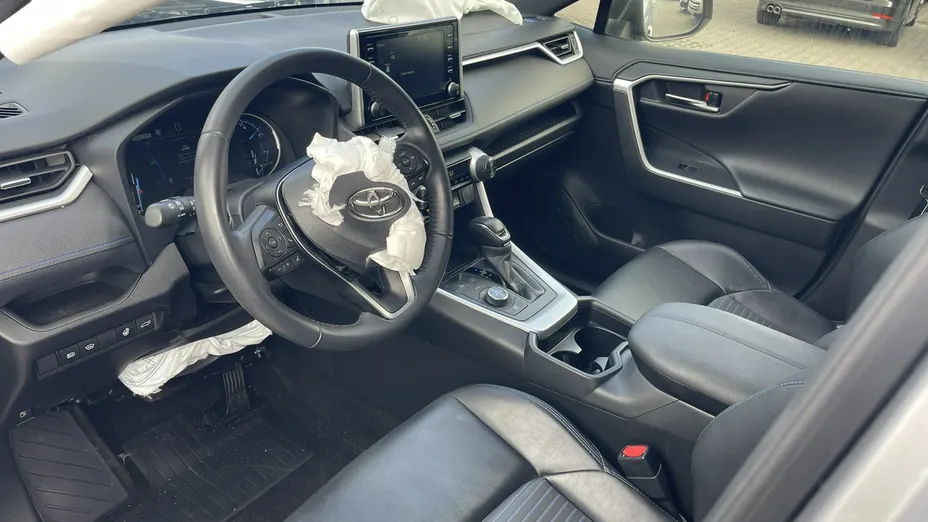 TOYOTA RAV4 -