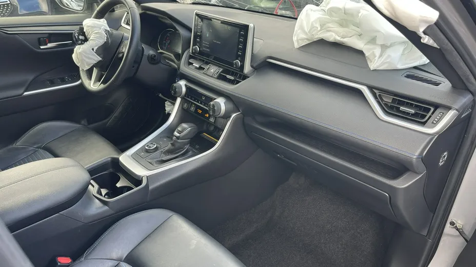 TOYOTA RAV4 -