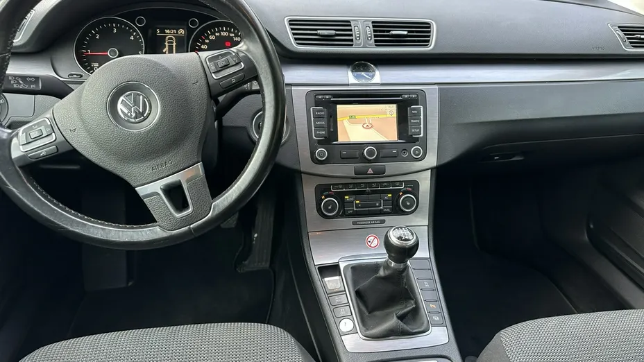 VOLKSWAGEN Passat -