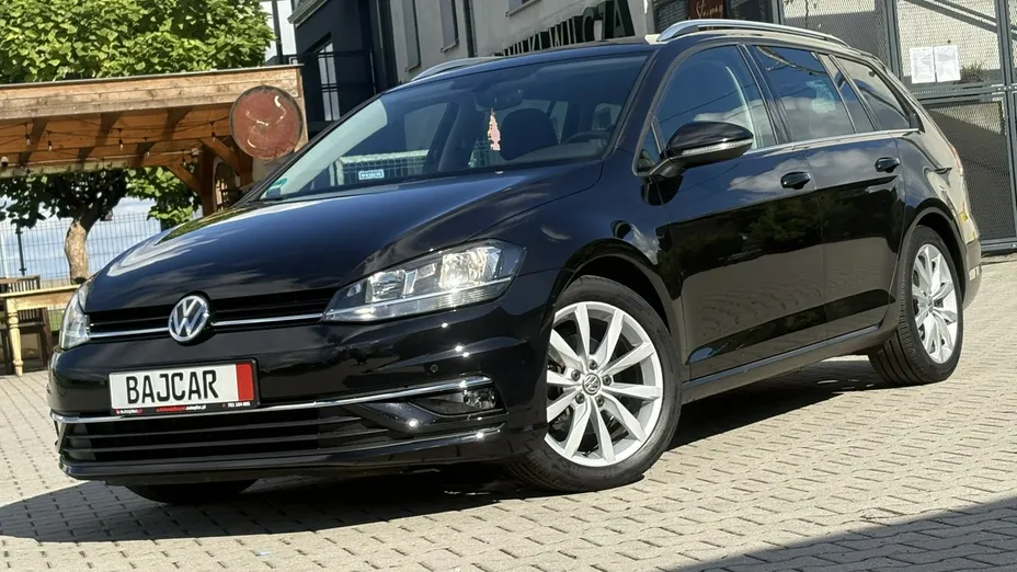 VOLKSWAGEN Golf -