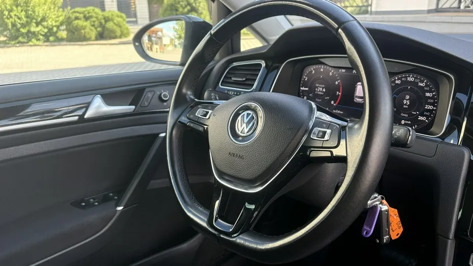 VOLKSWAGEN Golf -