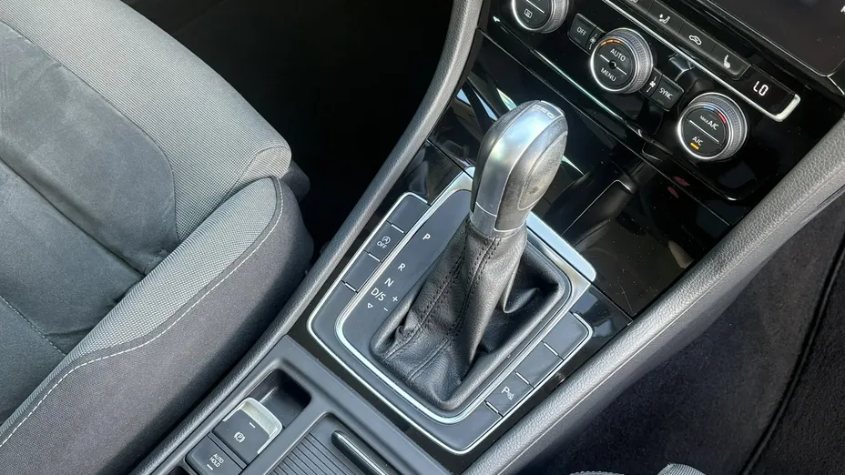 VOLKSWAGEN Golf -