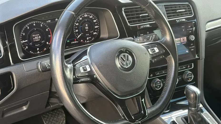 VOLKSWAGEN Golf -