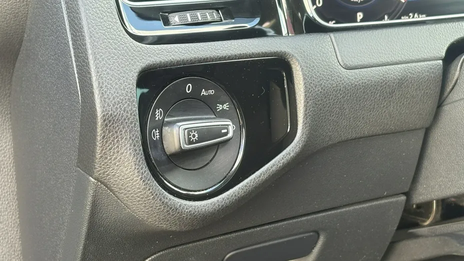 VOLKSWAGEN Golf -