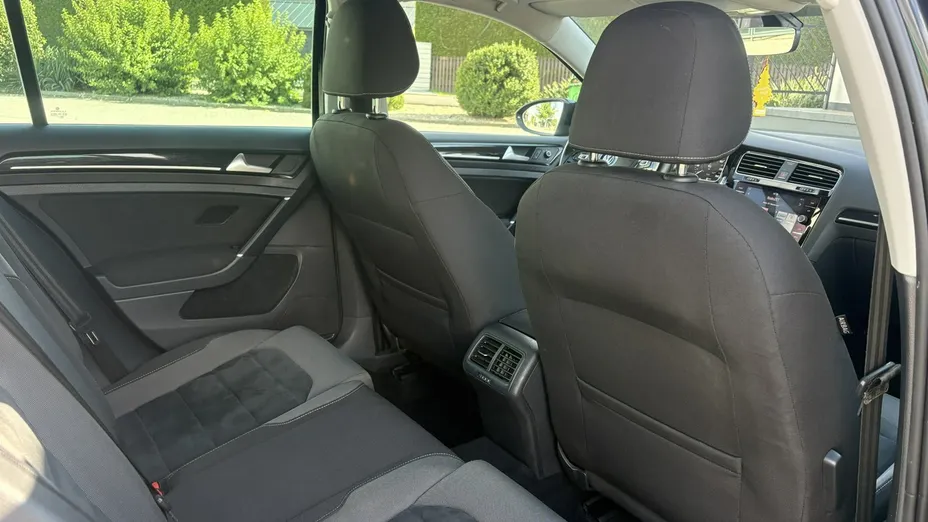 VOLKSWAGEN Golf -