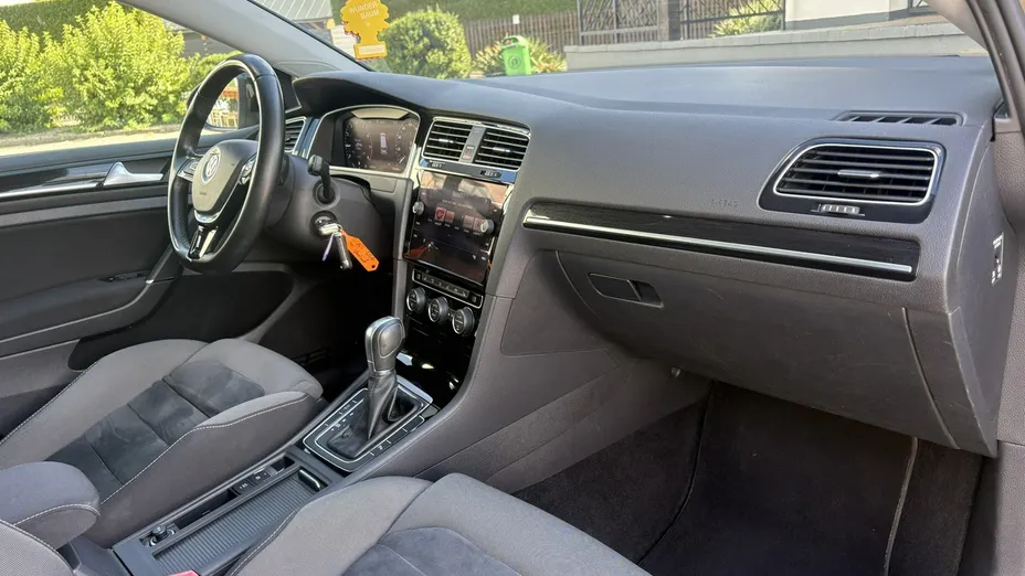 VOLKSWAGEN Golf -
