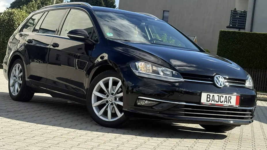 VOLKSWAGEN Golf -
