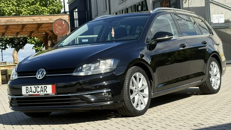 VOLKSWAGEN Golf -
