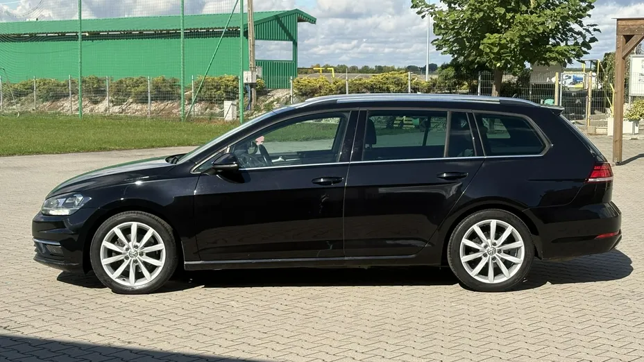 VOLKSWAGEN Golf -