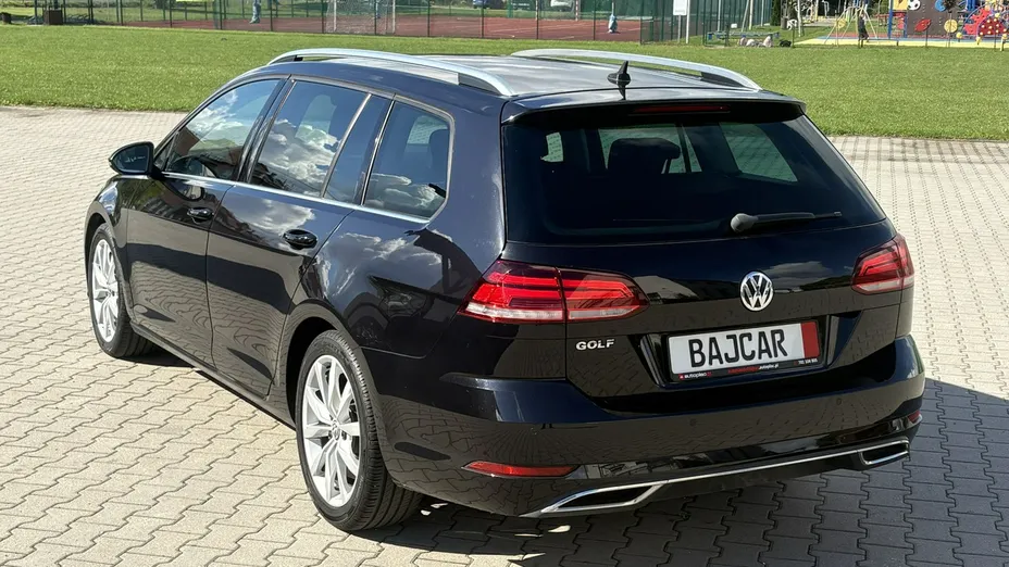 VOLKSWAGEN Golf -