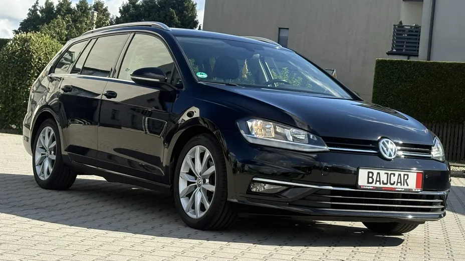 VOLKSWAGEN Golf -