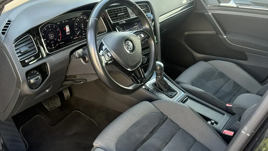 VOLKSWAGEN Golf -