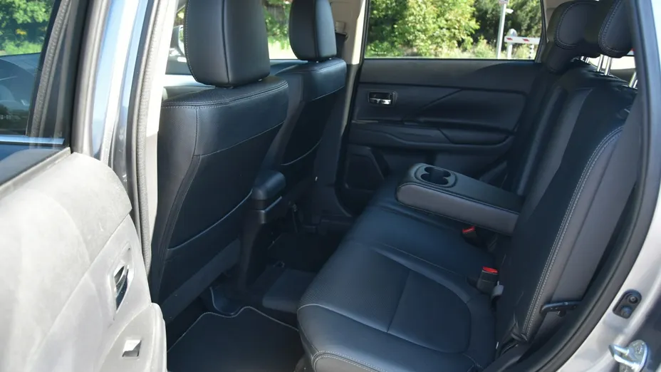 MITSUBISHI Outlander -