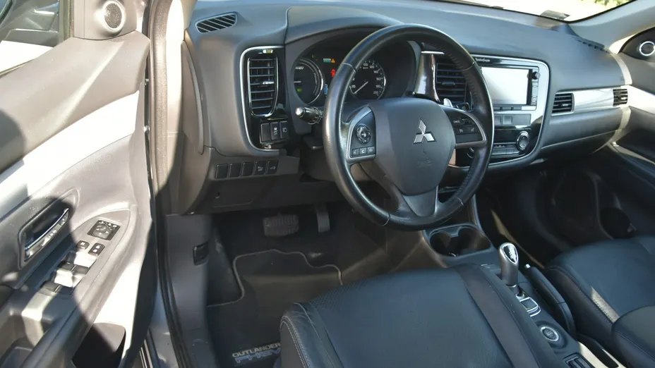 MITSUBISHI Outlander -