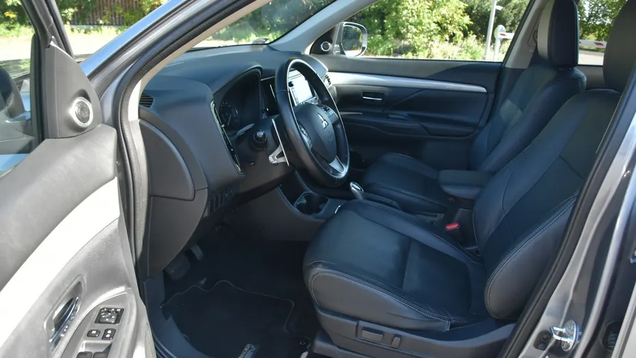 MITSUBISHI Outlander -