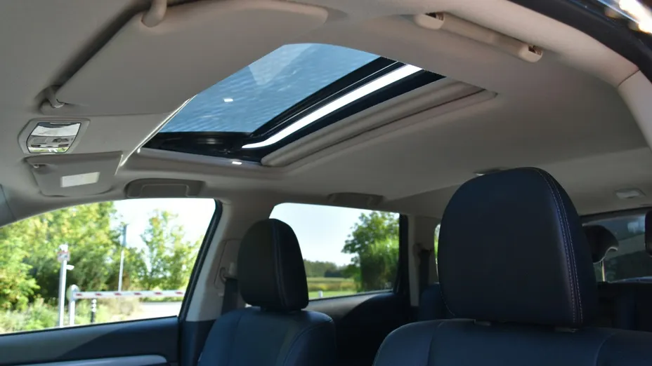 MITSUBISHI Outlander -