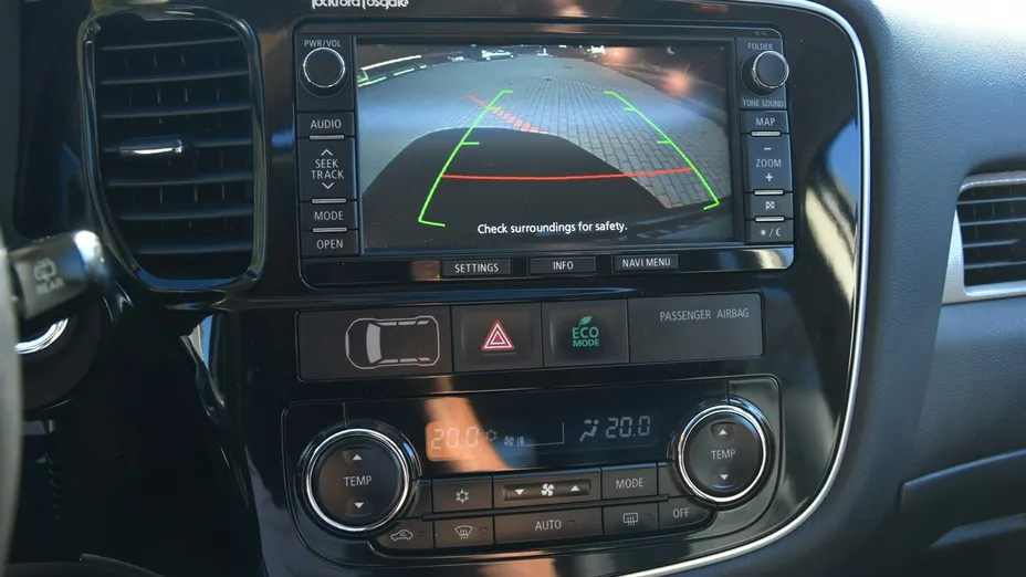 MITSUBISHI Outlander -