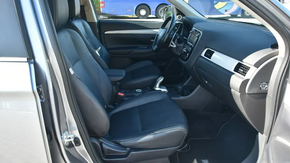 MITSUBISHI Outlander -