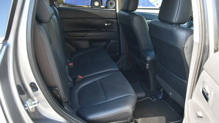 MITSUBISHI Outlander -
