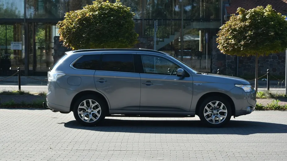 MITSUBISHI Outlander -