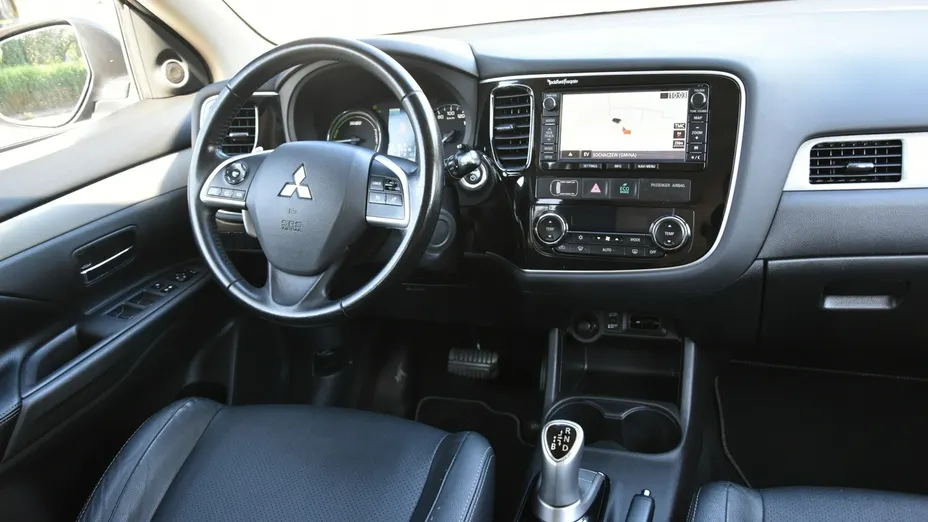 MITSUBISHI Outlander -