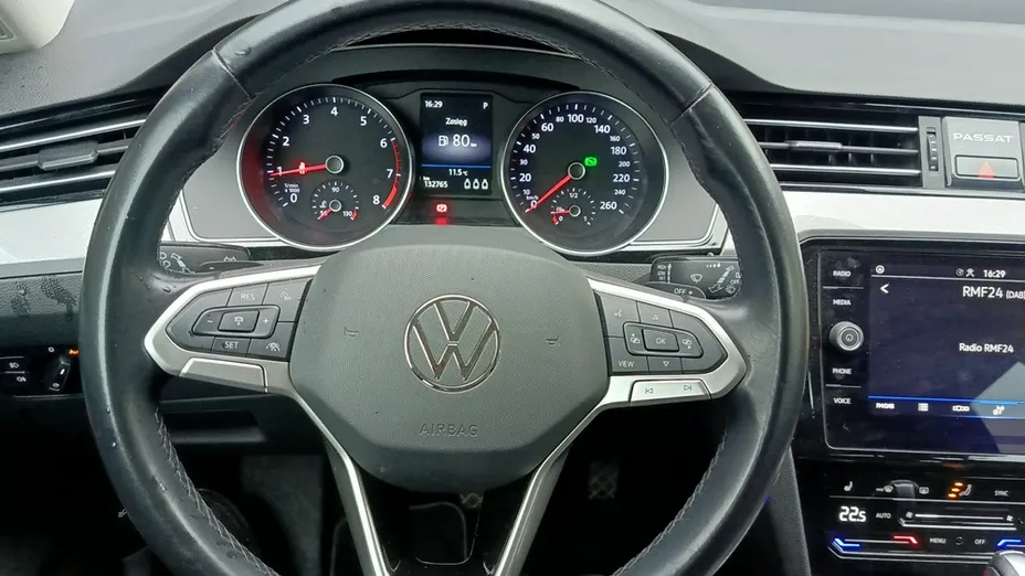 VOLKSWAGEN Passat -