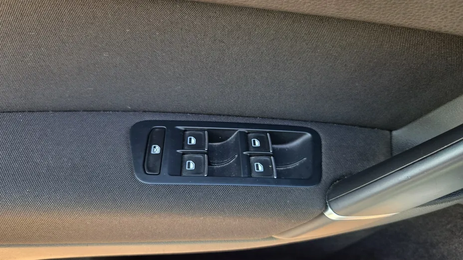 VOLKSWAGEN Golf Sportsvan -