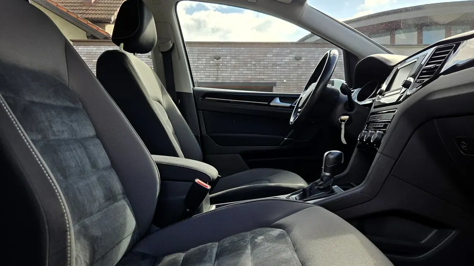 VOLKSWAGEN Golf Sportsvan -