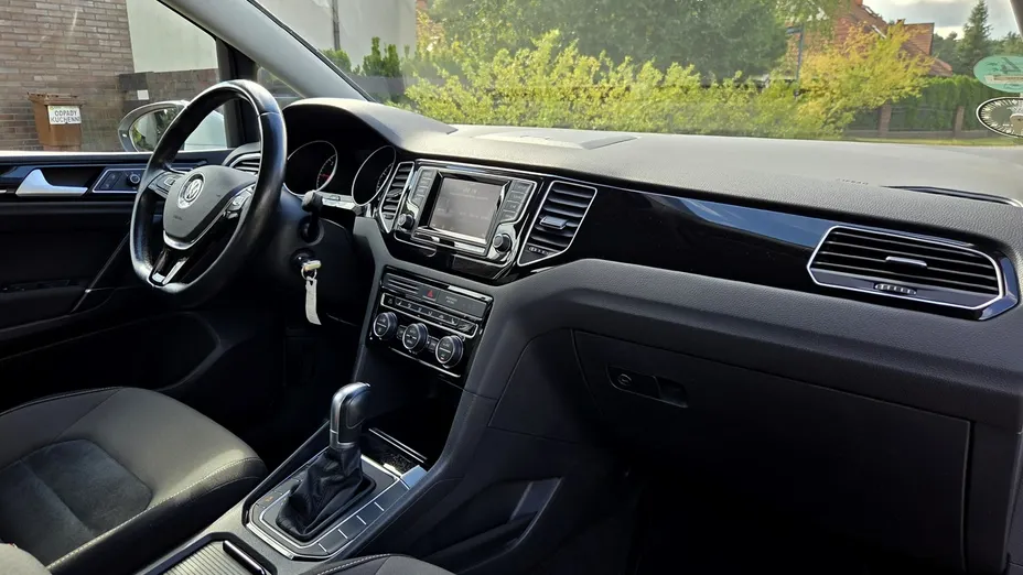 VOLKSWAGEN Golf Sportsvan -