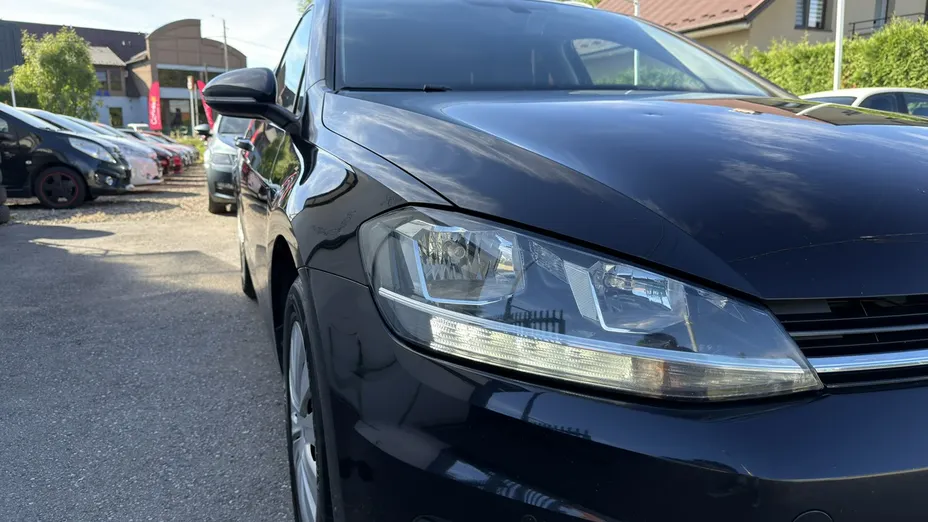 VOLKSWAGEN Golf -