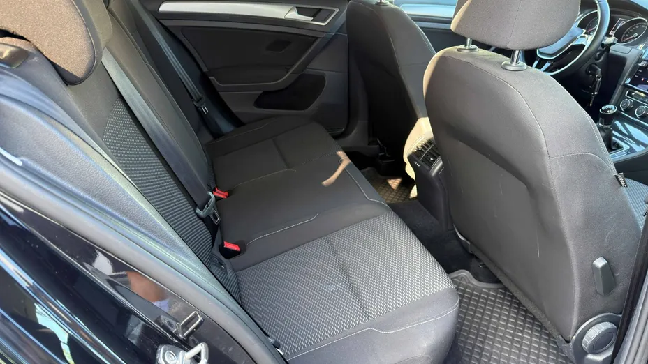 VOLKSWAGEN Golf -