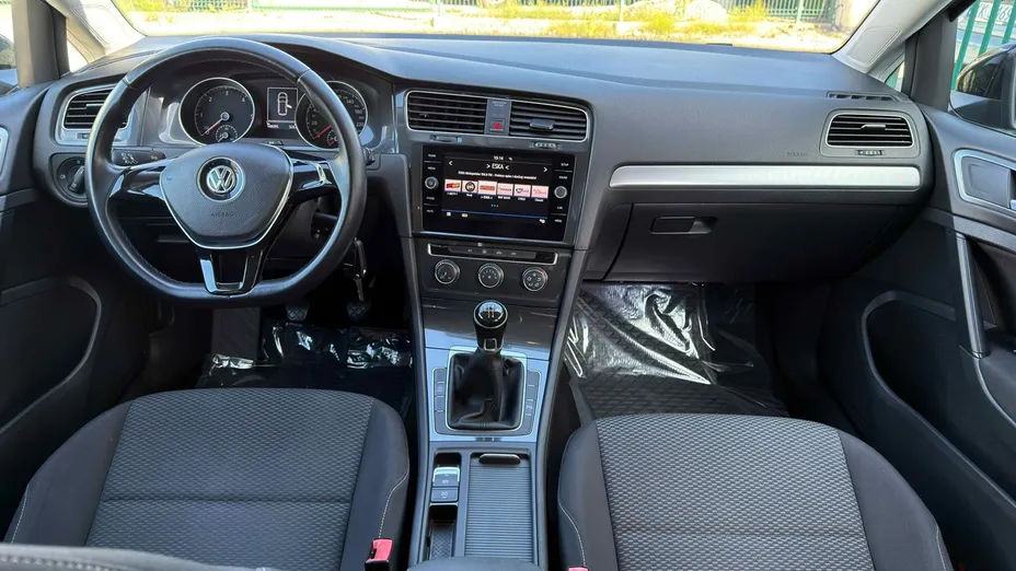 VOLKSWAGEN Golf -
