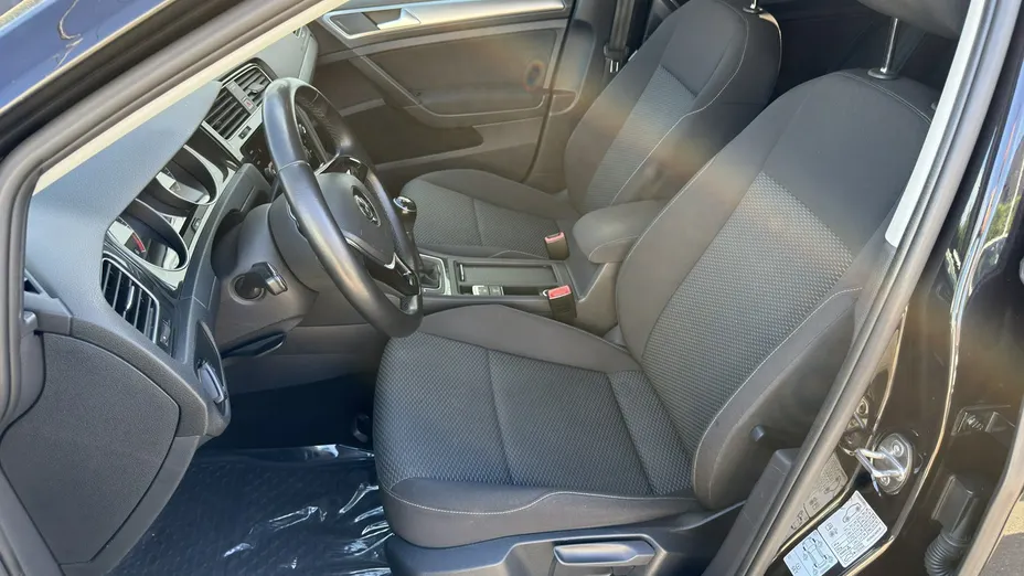VOLKSWAGEN Golf -