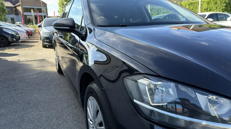 VOLKSWAGEN Golf -
