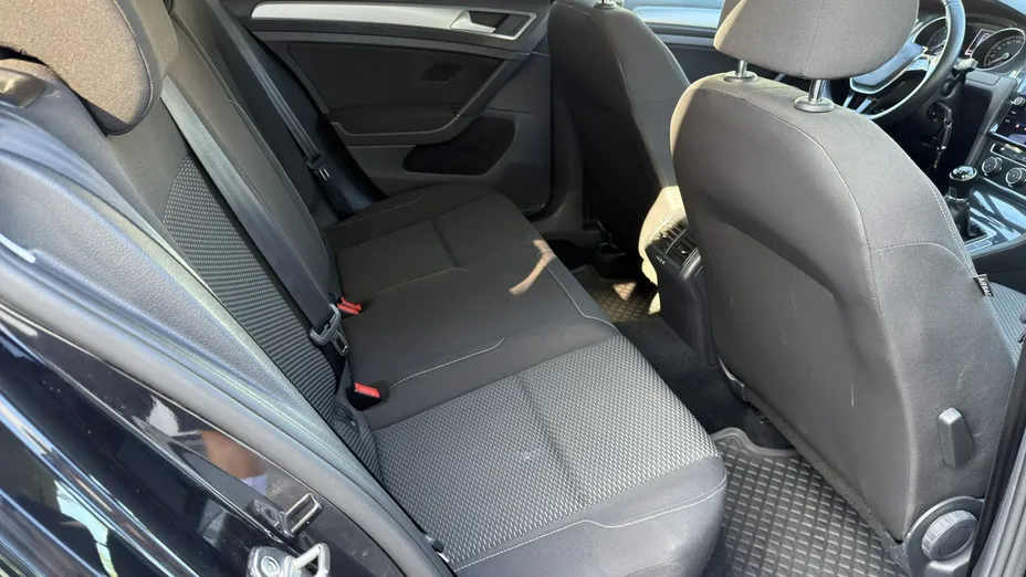 VOLKSWAGEN Golf -