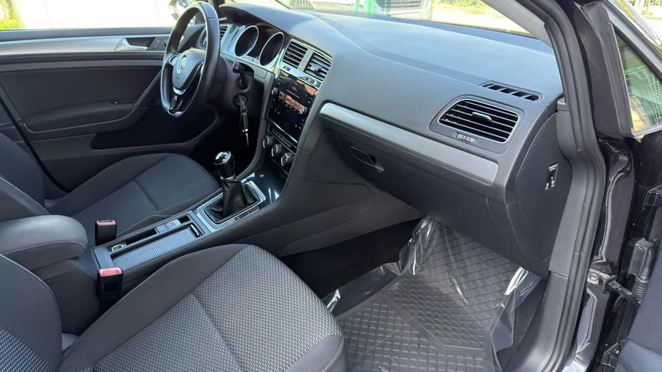 VOLKSWAGEN Golf -