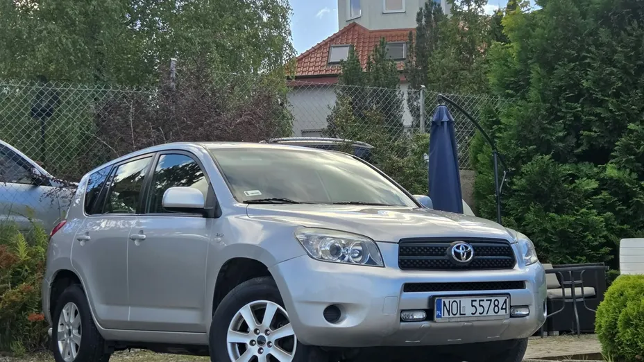 TOYOTA RAV4 -