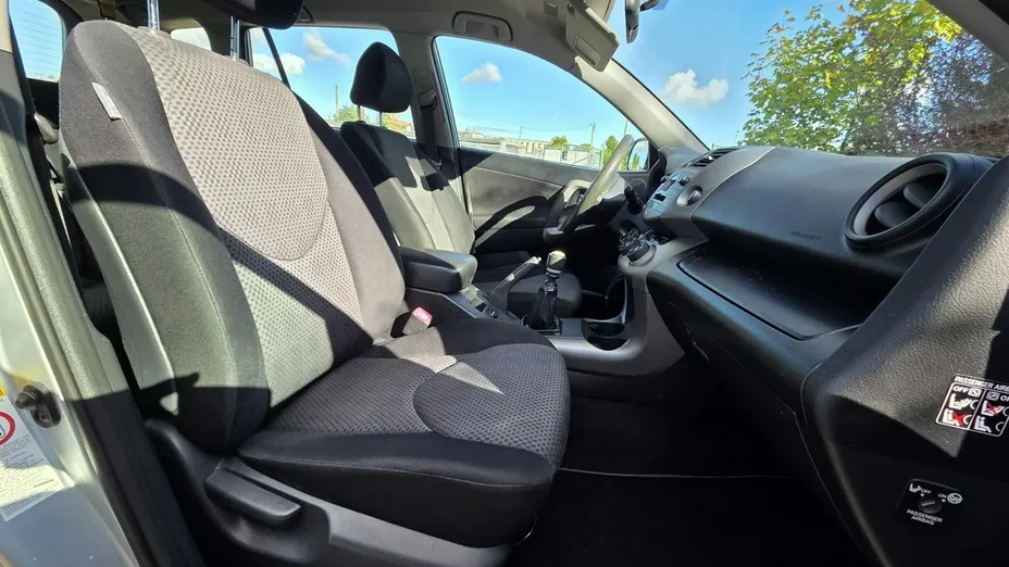 TOYOTA RAV4 -