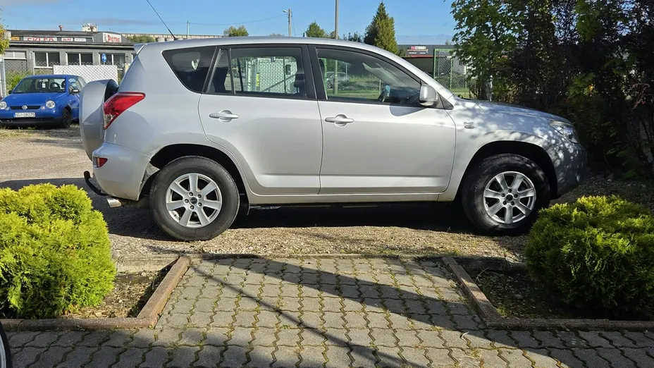 TOYOTA RAV4 -