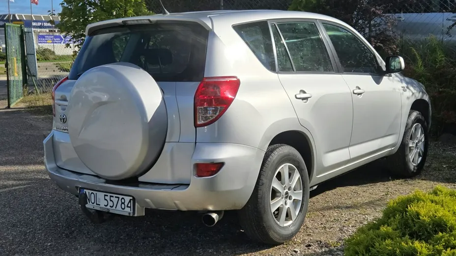 TOYOTA RAV4 -