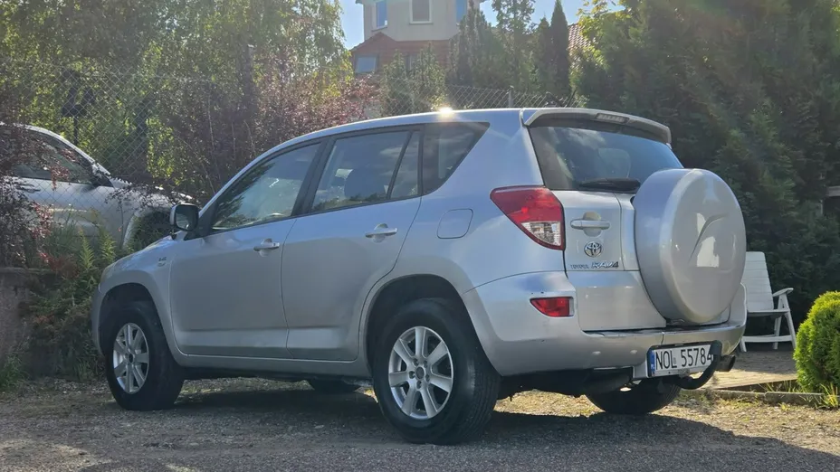 TOYOTA RAV4 -