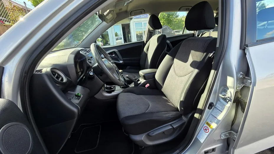 TOYOTA RAV4 -