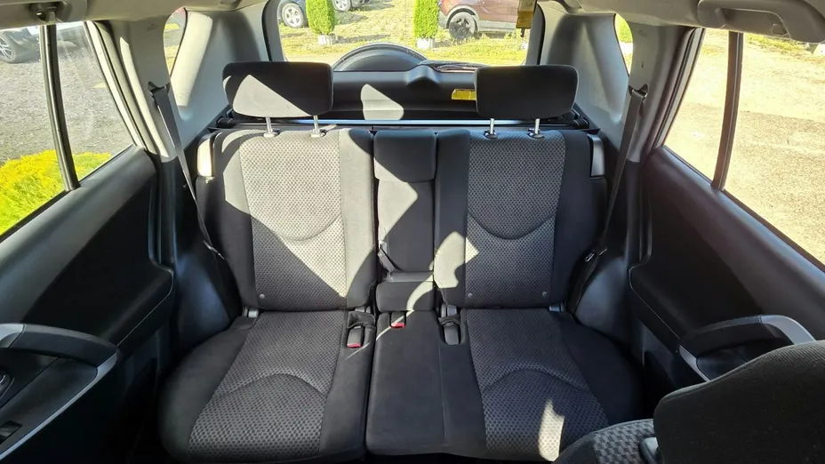 TOYOTA RAV4 -