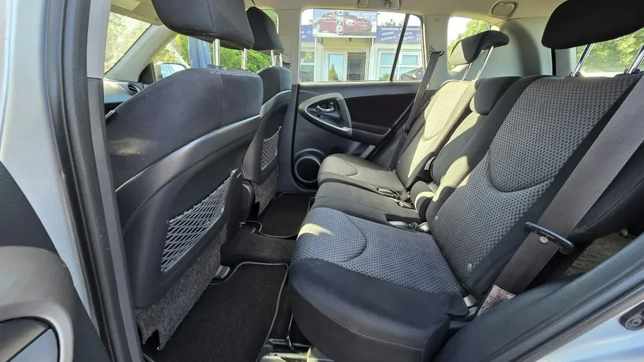 TOYOTA RAV4 -