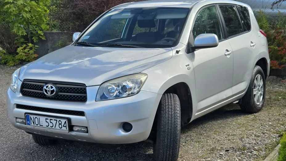 TOYOTA RAV4 -