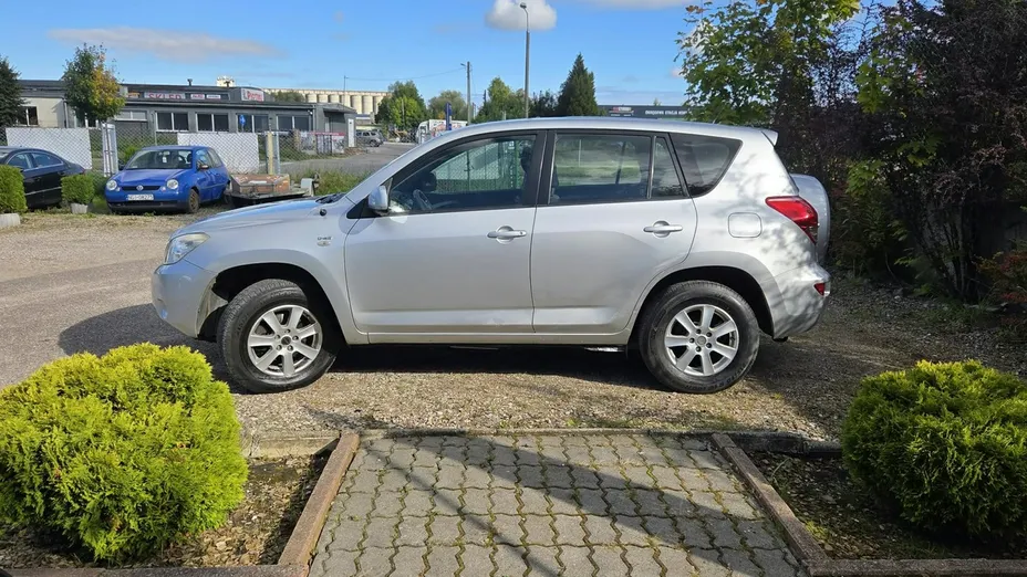 TOYOTA RAV4 -