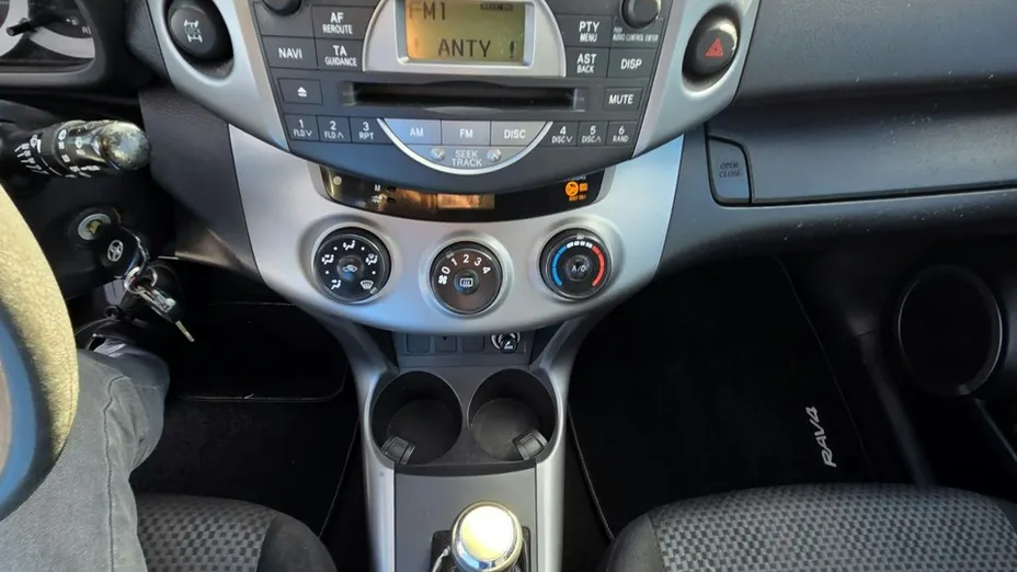 TOYOTA RAV4 -